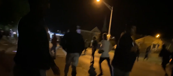 攜帶槍支的青少年：基諾沙騷亂 - 俄羅斯衛星通訊社