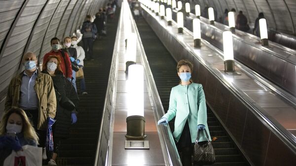 Люди в защитных масках и перчатках на эскалаторе московского метро - 俄罗斯卫星通讯社