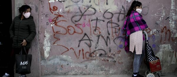 Соблюдающие социальную дистанцию женщины в очереди за едой в Буэнос-Айресе, Аргентина Соблюдающие социальную дистанцию женщины в очереди за едой в Буэнос-Айресе, Аргентина - 俄羅斯衛星通訊社