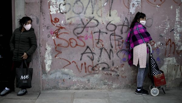 Соблюдающие социальную дистанцию женщины в очереди за едой в Буэнос-Айресе, Аргентина - 俄罗斯卫星通讯社