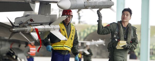 Пилот проверяет ракеты во время военных учений. Тайдун. Тайвань Пилот проверяет ракеты во время военных учений. Тайдун. Тайвань - 俄罗斯卫星通讯社