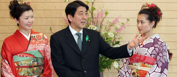 日本首相安倍晋三接见樱花王后和樱花公主
 - 俄罗斯卫星通讯社