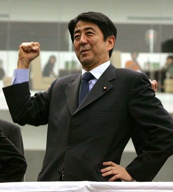 Премьер-министр Японии Синдзо Абэ во время публичного выступления на вокзале Сибуя в Токио  - 俄羅斯衛星通訊社