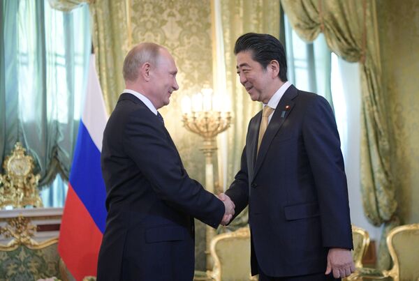俄罗斯总统普京与日本首相安倍晋三在莫斯科举行会晤
 - 俄罗斯卫星通讯社