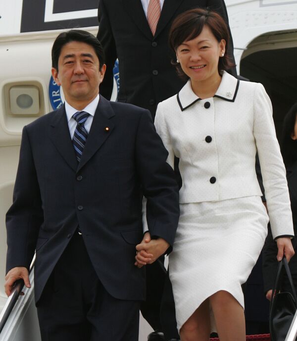 Премьер-министр Японии Синдзо Абэ с женой в Вашингтоне  - 俄羅斯衛星通訊社