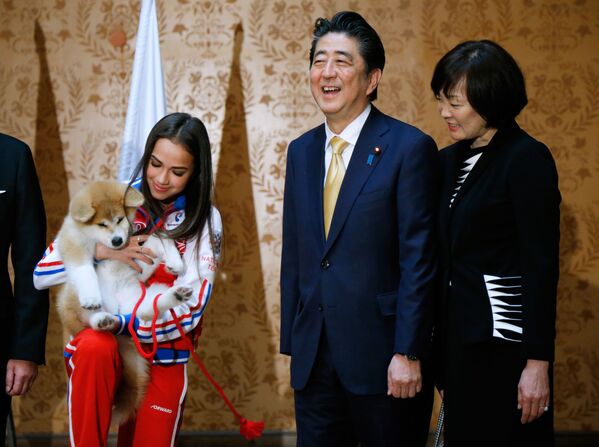 Премьер-министр Японии Синдзо Абэ с женой Акиэ Абэ и фигуристкой Алиной Загитовой в России - 俄羅斯衛星通訊社