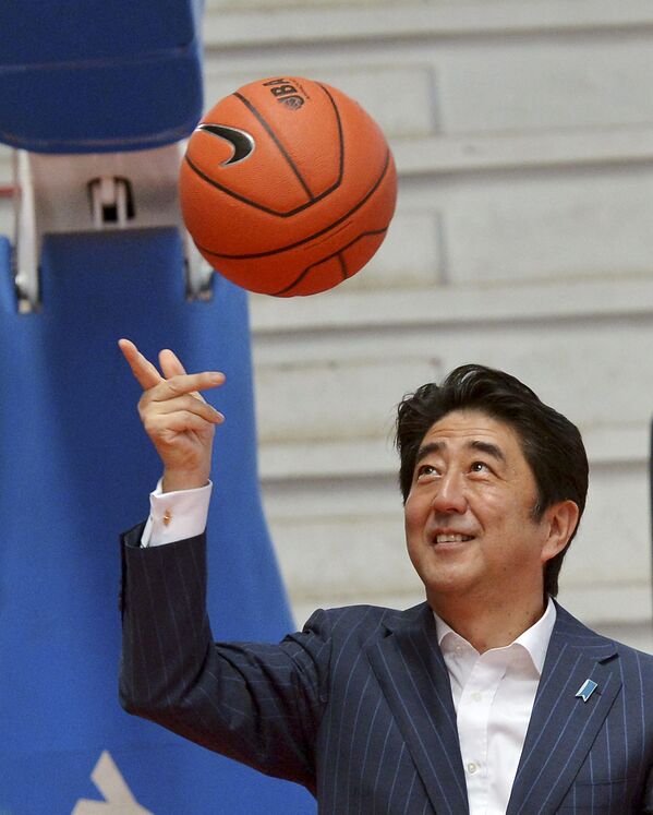 Премьер-министр Японии Синдзо Абэ с баскетбольным мячом - 俄羅斯衛星通訊社