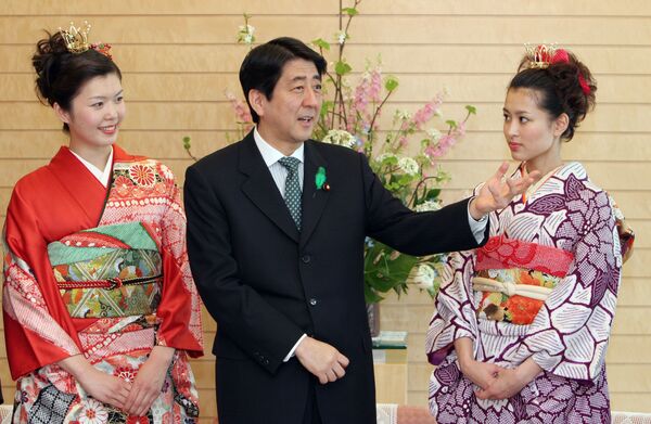 Премьер-министр Японии Синдзо Абэ на встрече с Принцессой и Королевой цветения сакуры  - 俄罗斯卫星通讯社