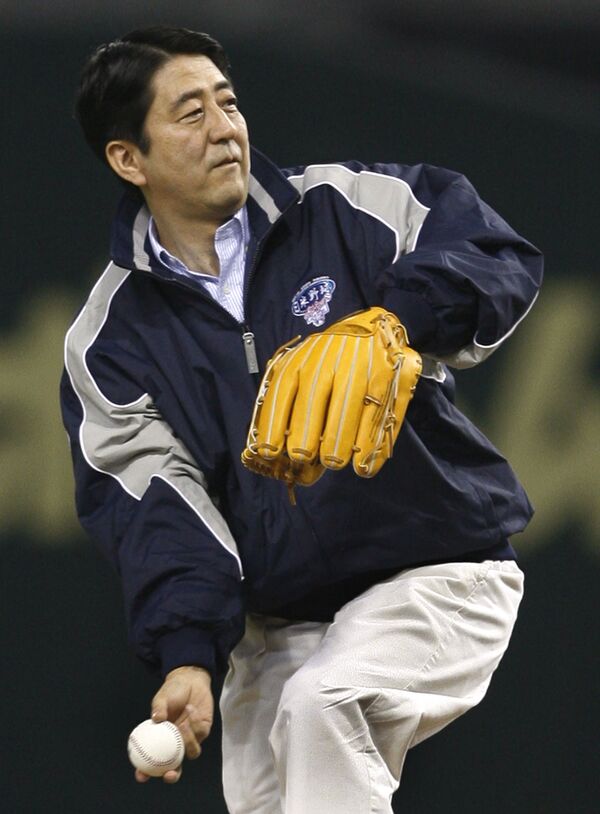 Премьер-министр Японии Синдзо Абэ делает символическую  первую подачу перед бейсбольным матчем в Токио - 俄羅斯衛星通訊社