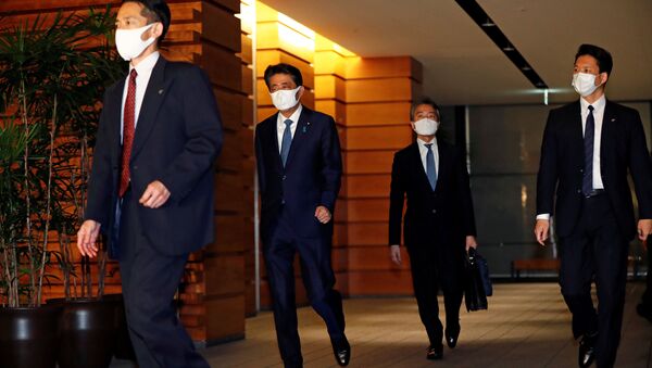 Синдзо Абэ покидает свою официальную резиденцию после того, как он объявил о своей отставке в Токио. 28.08.20 - 俄罗斯卫星通讯社