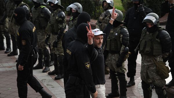 Сотрудники правоохранительных органов задерживают участников акции протеста в Минске. - 俄罗斯卫星通讯社
