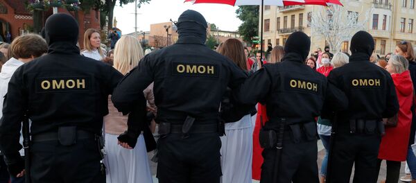 Сотрудники правоохранительных органов окружают участников демонстрации против результатов президентских выборов на площади Независимости в Минске, Беларусь Сотрудники правоохранительных органов окружают участников демонстрации против результатов президентских выборов на площади Независимости в Минске, Беларусь - 俄羅斯衛星通訊社