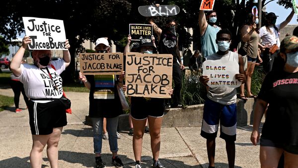 Участники протеста, вспыхнувшего после убийства полицией в Висконсине афроамериканца Джейкоба Блейка  - 俄罗斯卫星通讯社