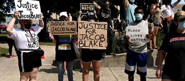 Участники протеста, вспыхнувшего после убийства полицией в Висконсине афроамериканца Джейкоба Блейка  - 俄羅斯衛星通訊社