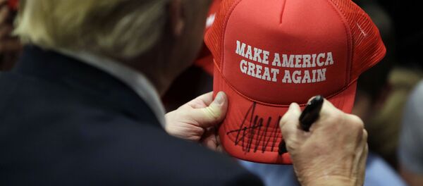 Дональд Трамп дает автограф - 俄罗斯卫星通讯社