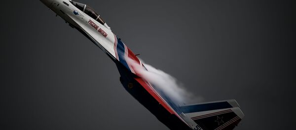 Истребитель Су-35С пилотажной группы Русские Витязи выполняет демонстрационный полет в рамках Международного форума Армия-2020 на аэродроме Кубинка в Подмосковье - 俄罗斯卫星通讯社