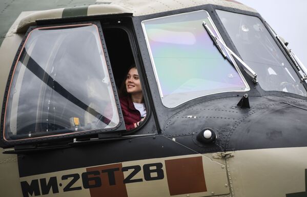 米-26T2V直升机驾驶舱中的女孩 - 俄罗斯卫星通讯社