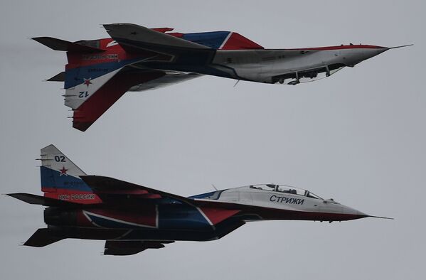 “雨燕”飞行表演队的米格-29战机完成危险机动 - 俄罗斯卫星通讯社