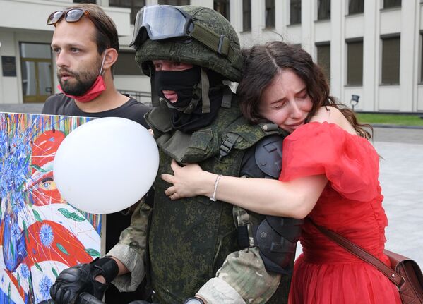 Участники акции протеста и военнослужащий в Минске - 俄罗斯卫星通讯社