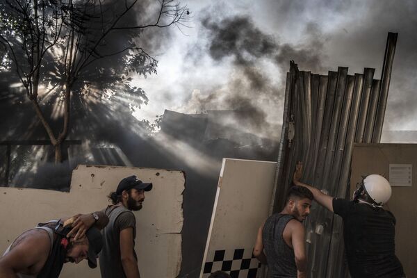 Участники столкновений между демонстрантами и силовиками в Бейруте - 俄罗斯卫星通讯社