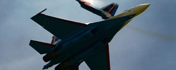 Истребители Су-35С пилотажной группы Русские витязи выполняют демонстрационный полет в рамках Международного форума Армия-2020 на аэродроме Кубинка в Подмосковье - 俄罗斯卫星通讯社