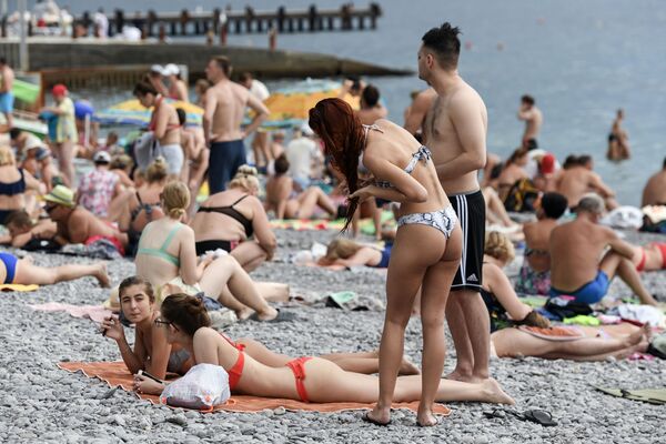 Отдыхающие на пляже в Крыму - 俄罗斯卫星通讯社