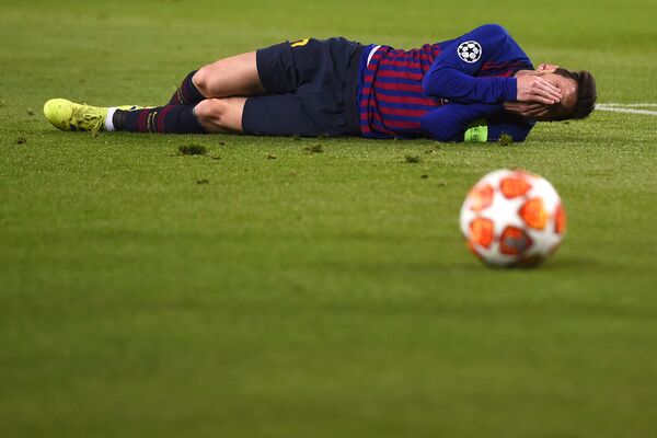 Игрок ФК Барселона Лионель Месси во время получения травмы  - 俄罗斯卫星通讯社