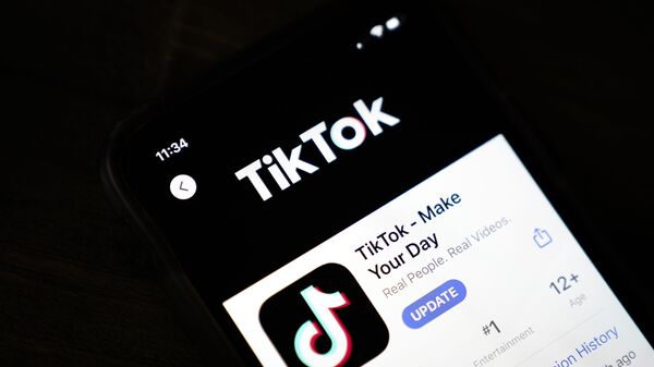 Логотип соцсети TikTok на экране смартфона - 俄羅斯衛星通訊社
