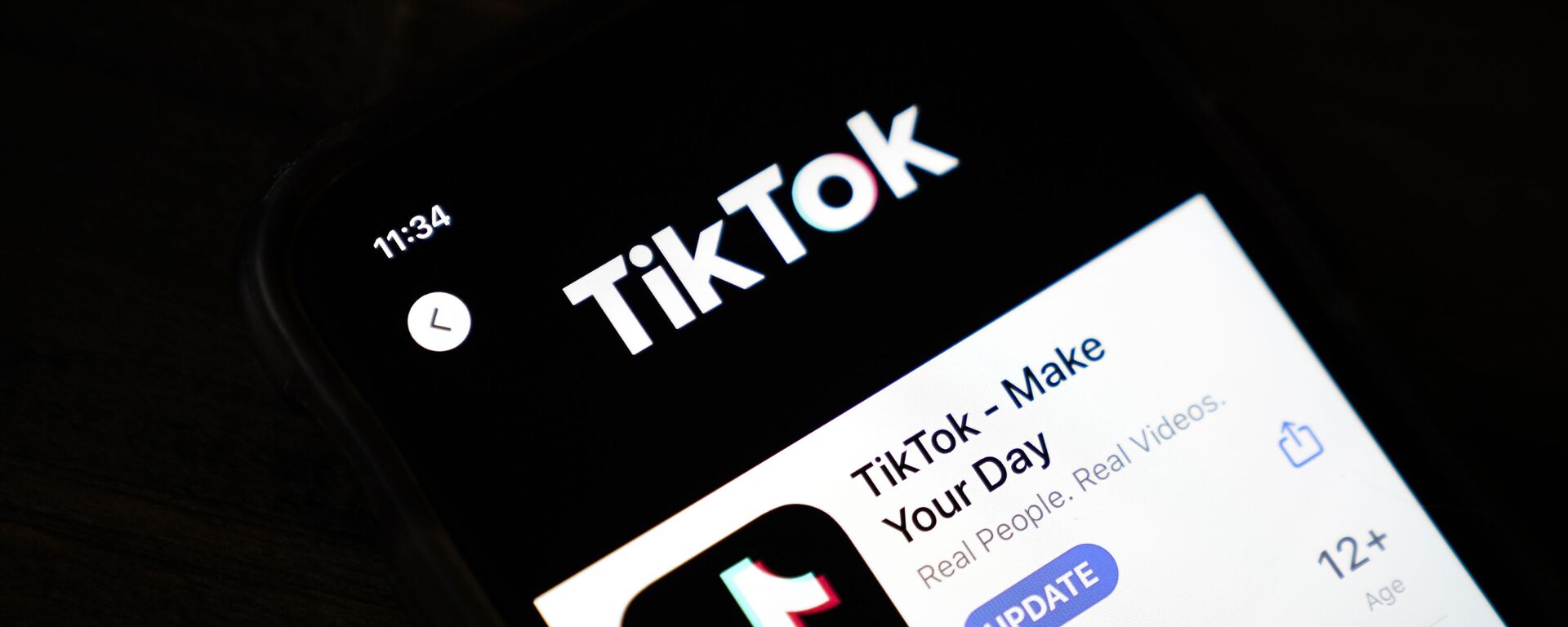 Логотип соцсети TikTok на экране смартфона - 俄羅斯衛星通訊社, 1920, 09.08.2021