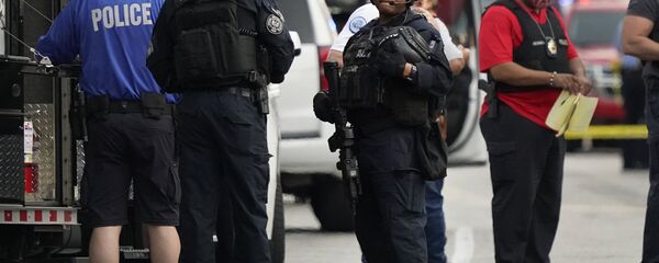 Сотрудники полиции Сент-Луиса на месте стрельбы, в результате которой были ранены двое полицейских Сотрудники полиции Сент-Луиса на месте стрельбы, в результате которой были ранены двое полицейских - 俄罗斯卫星通讯社