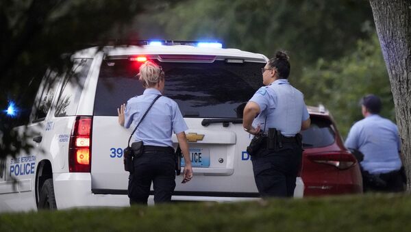 Сотрудники полиции Сент-Луиса на месте стрельбы, в результате которой были ранены двое полицейских - 俄羅斯衛星通訊社