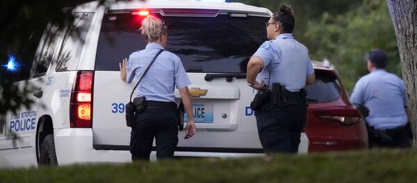 Сотрудники полиции Сент-Луиса на месте стрельбы, в результате которой были ранены двое полицейских - 俄羅斯衛星通訊社