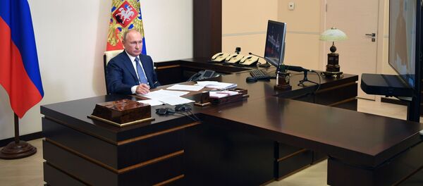31 августа 2020. Президент РФ Владимир Путин во время встречи в режиме видеоконференции с временно исполняющим обязанности главы Республики Коми Владимиром Уйбой. - 俄罗斯卫星通讯社
