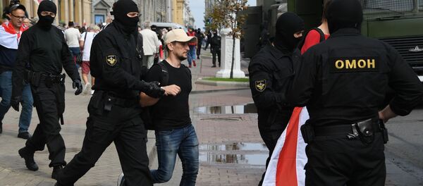  Сотрудники правоохранительных органов задерживают участников акции протеста оппозиции в Минске.  - 俄罗斯卫星通讯社