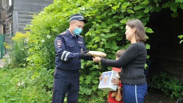 Татарстанских полицейских поблагодарили пирогом за спасение ребенка - 俄罗斯卫星通讯社