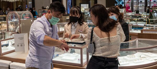 Пара выбирает украшения в торговом центре - 俄罗斯卫星通讯社