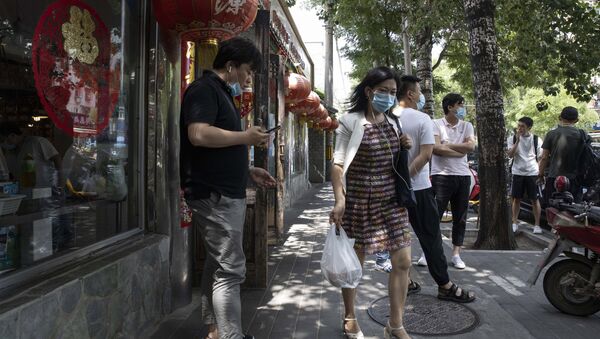Люди проходят мимо ресторана. Пекин - 俄罗斯卫星通讯社
