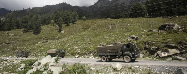 Индийский военный конвой на трассе Сринагар- Ладакх на китайско-индийской границе. Индийский военный конвой на трассе Сринагар- Ладакх на китайско-индийской границе. - 俄羅斯衛星通訊社