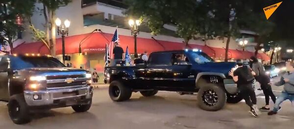 特朗普支持者驾驶两辆皮卡冲入波特兰抗议人群 - 俄罗斯卫星通讯社