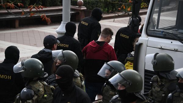 Сотрудники правоохранительных органов задерживают участников акции протеста в Минске.  - 俄罗斯卫星通讯社