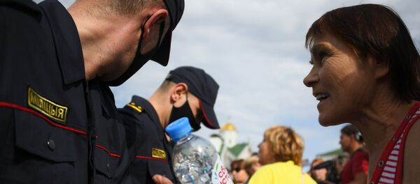 Сотрудники правоохранительных органов и участница акции протеста в Минске. - 俄罗斯卫星通讯社