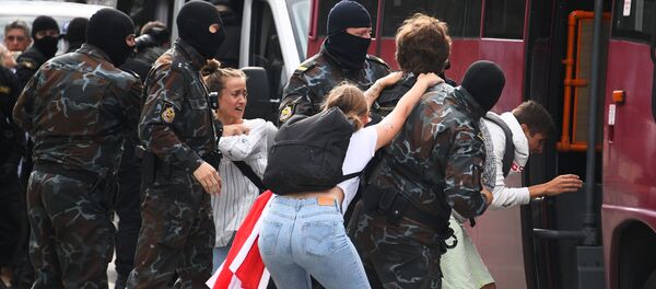 Сотрудники правоохранительных органов задерживают участников акции протеста в Минске. Сотрудники правоохранительных органов задерживают участников акции протеста в Минске. - 俄罗斯卫星通讯社