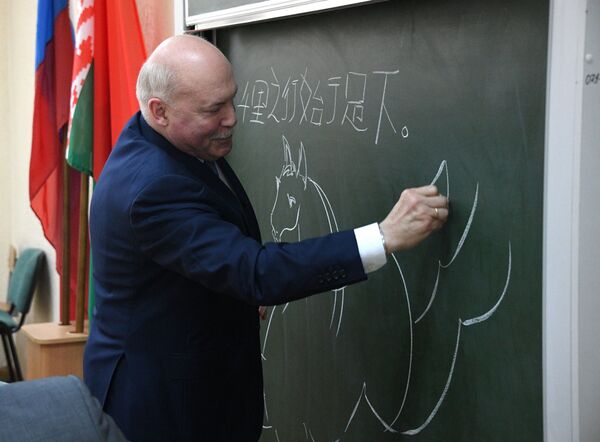 俄罗斯驻白俄罗斯大使写下汉语留言 - 俄罗斯卫星通讯社