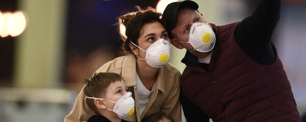 Пассажиры в масках в аэропорту Шереметьево Пассажиры в масках в аэропорту Шереметьево - 俄罗斯卫星通讯社