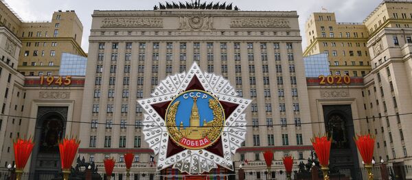 Вертолеты Ми-8 Министерства обороны РФ летят к зданию Минобороны на Фрунзенской набережной - 俄羅斯衛星通訊社