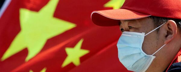 Мужчина на фоне флага Китая Мужчина на фоне флага Китая - 俄罗斯卫星通讯社