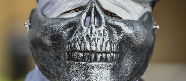 Мужчина в креативной маске во время протеста в Боготе, Колумбия - 俄羅斯衛星通訊社