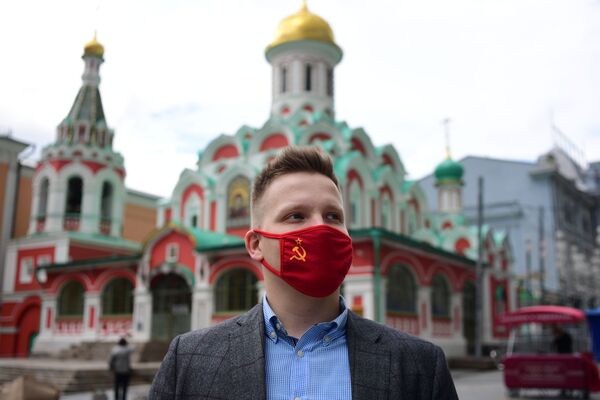 Мужчина в защитной маске с символом СССР на Красной площади - 俄羅斯衛星通訊社