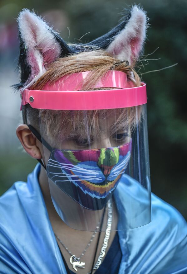 Демонстрант в креативной маске во время протеста в Боготе, Колумбия - 俄罗斯卫星通讯社
