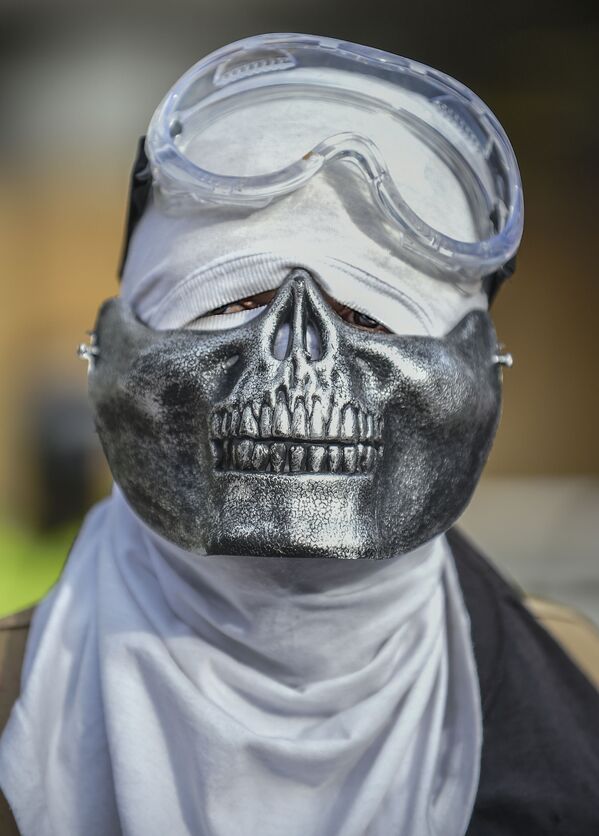 Мужчина в креативной маске во время протеста в Боготе, Колумбия - 俄羅斯衛星通訊社